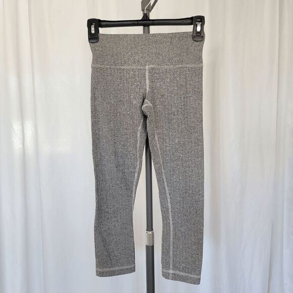 Lululemon heather gray crop leggings size 2 - Picture 3 of 7